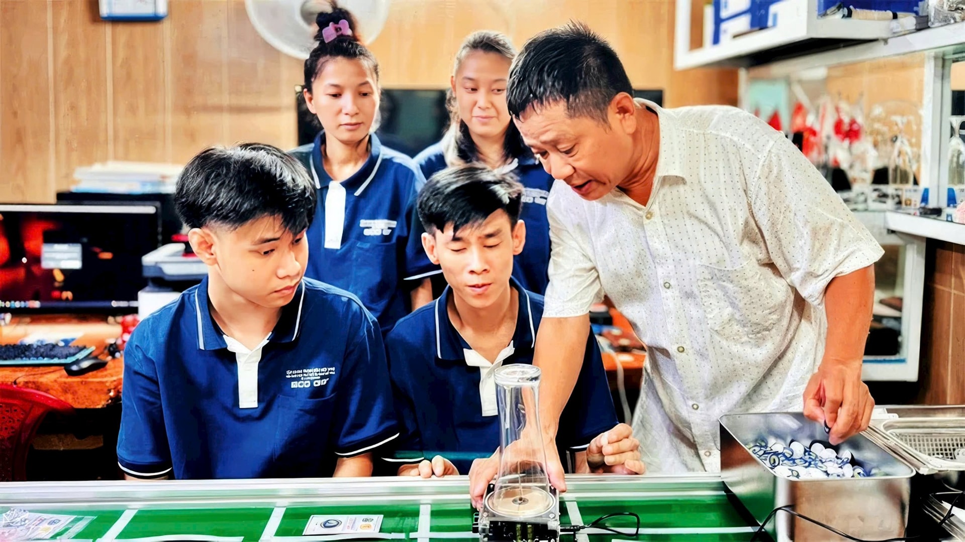 Giáo sư Trần Văn Tín hướng dẫn các học trò lắp 