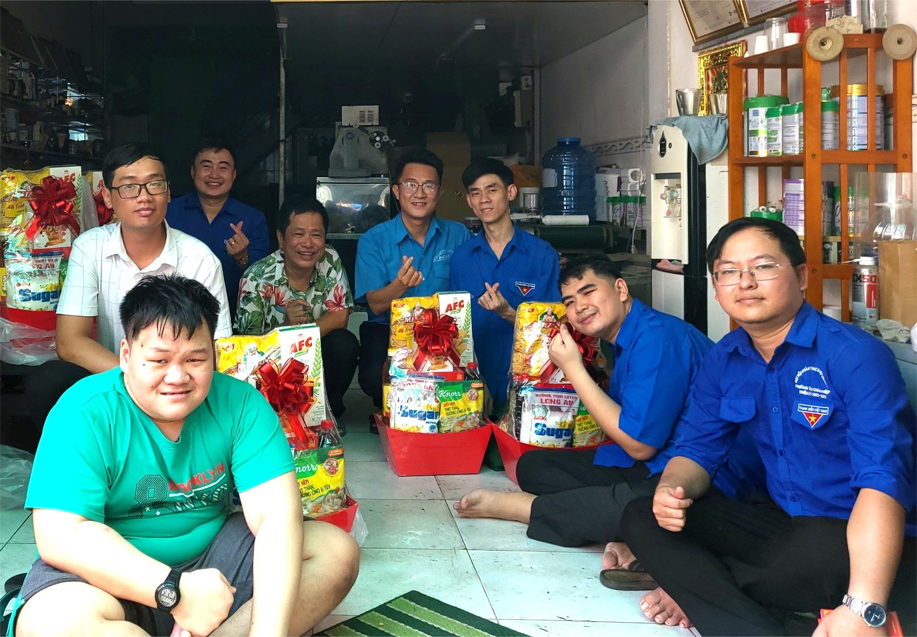 chiến dịch xuân tình nguyện từ trái tim đến trái tim kết hợp với Quận Đoàn 12 và Viện Khoa Học trao quà cho các bạn khuyết tật