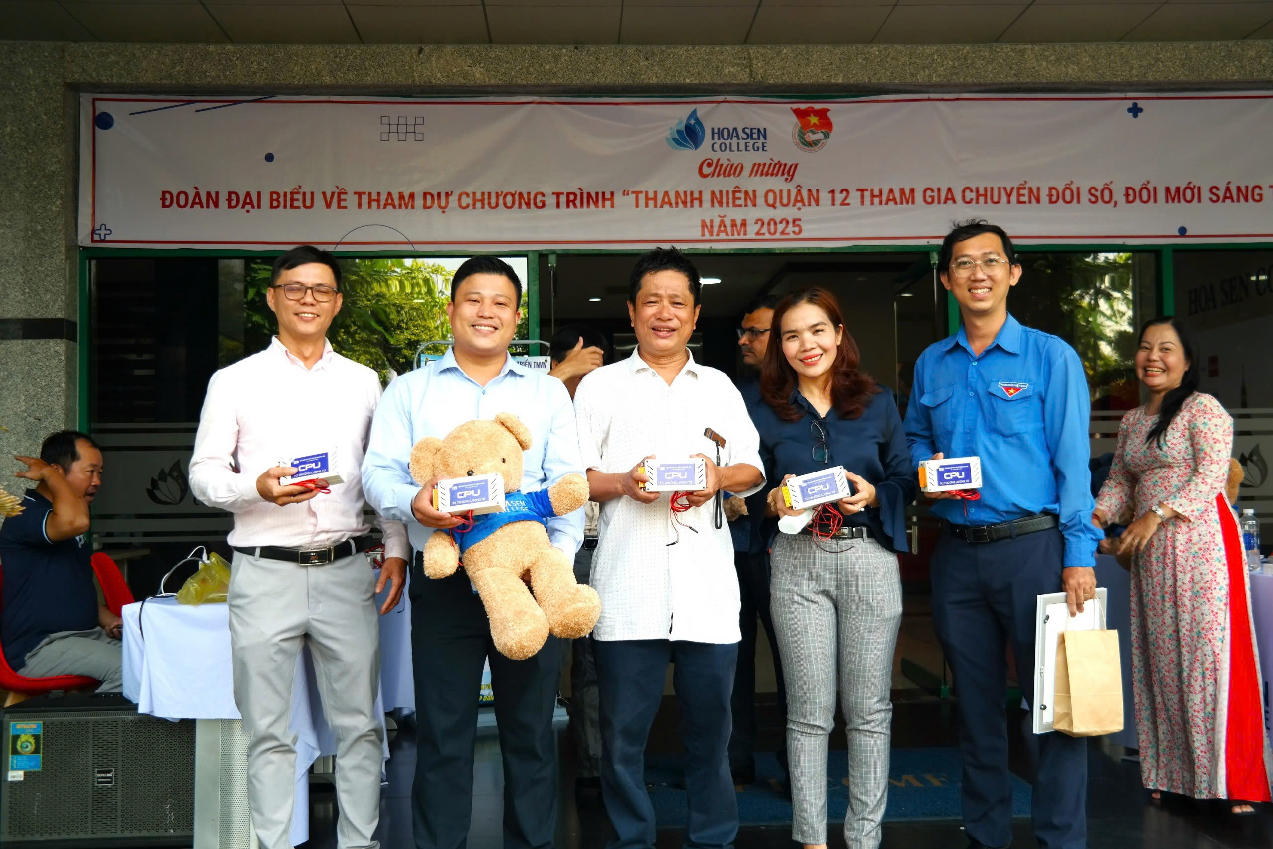 Triển lãm từ trường lượng tử tại Cao Đẳng Hoa Sen