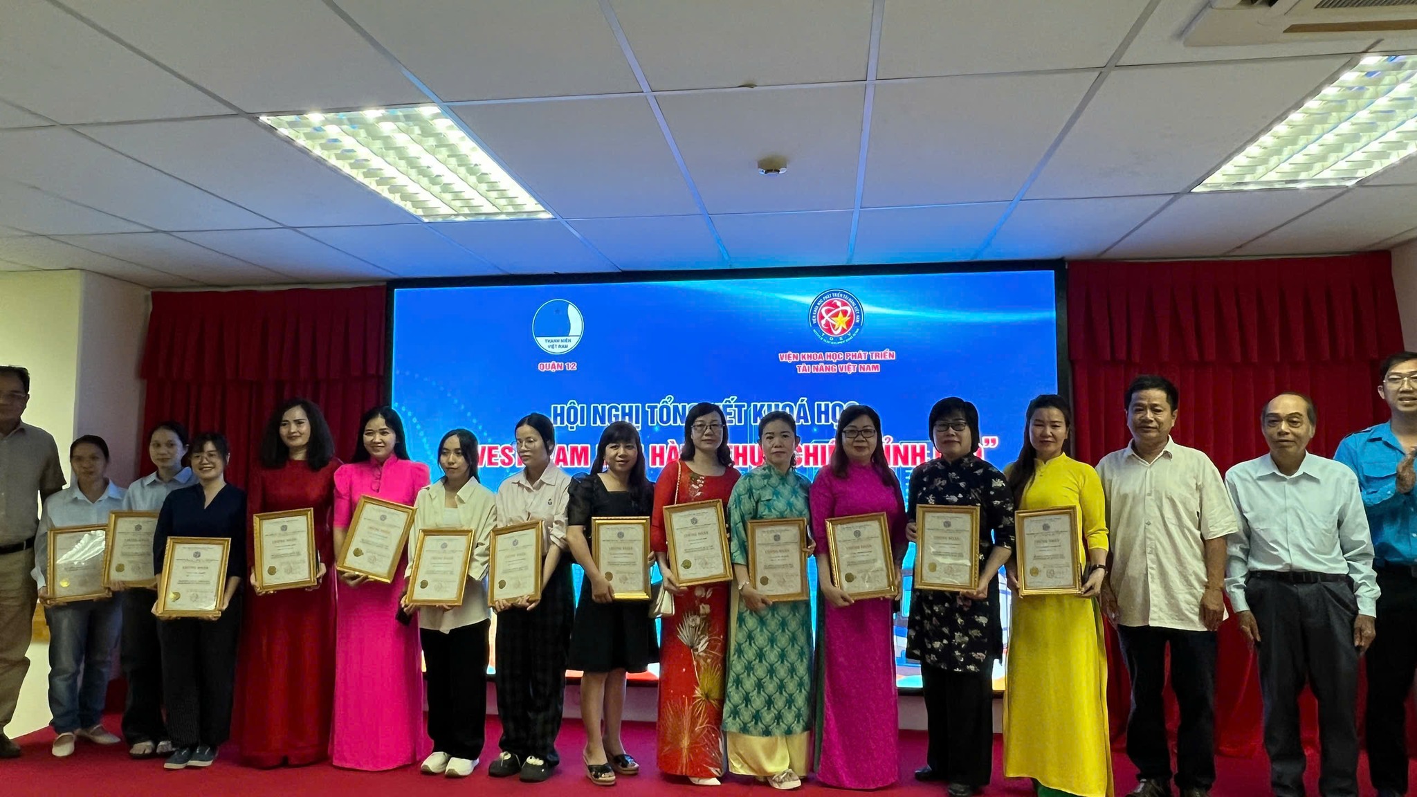 Trao chứng nhận cho những học viên ưu tú khóa học livestream bán hàng thực chiến đỉnh cao K1 - 2025