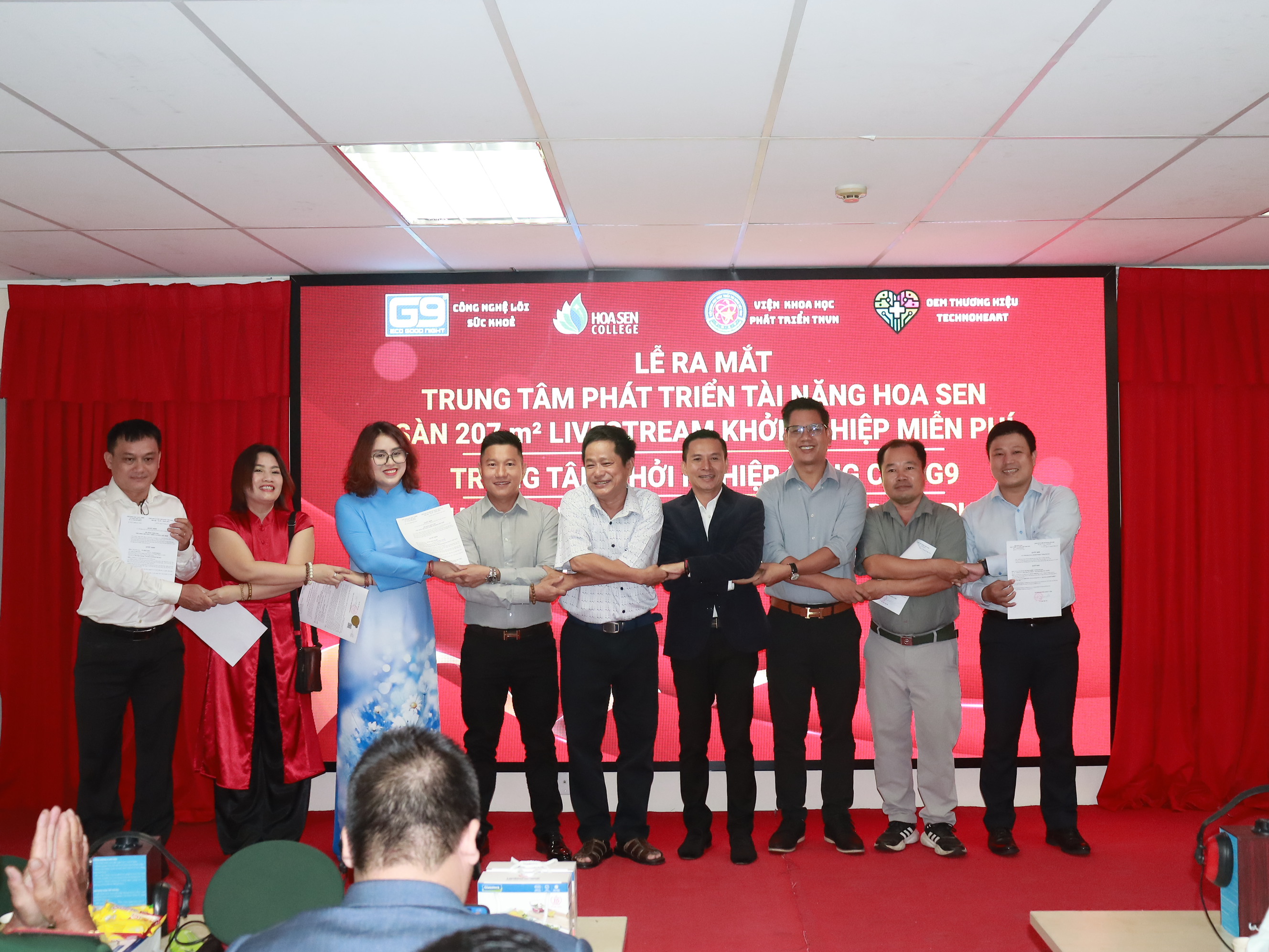 Lễ ra mắt trung tâm phát triển tài năng Hoa Sen
