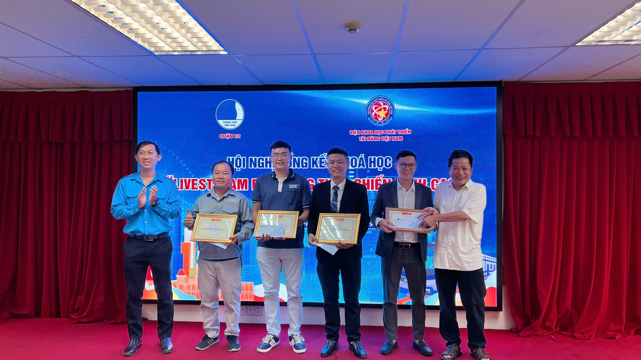 Trao khen thưởng cho các giảng viên hướng dẫn khóa học Livestream bán hàng thực chiến đỉnh cao K1 - 2025