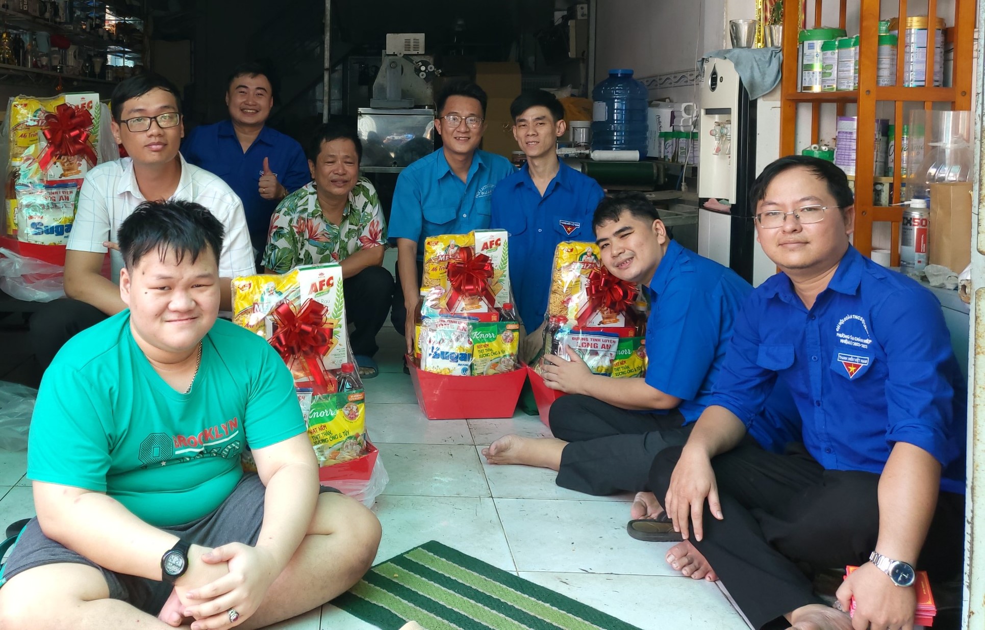 chiến dịch xuân tình nguyện từ trái tim đến trái tim trường Đại Học Khoa Học Xã Hội và Nhân Văn kết hợp Quận Đoàn 12 và Viện Khoa Học trao quà cho các bạn khuyết tật tại trung tâm