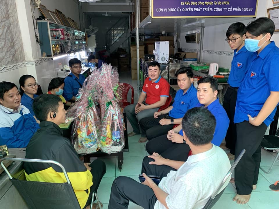 chiến dịch xuân tình nguyện 2025 Trường Đại Học Khoa Học Xã Hội và Nhân Văn kết hợp Quận Đoàn Quận 12 và Viện Khoa Học trao quà chương trình Từ Trái Tim Đến Trái Tim