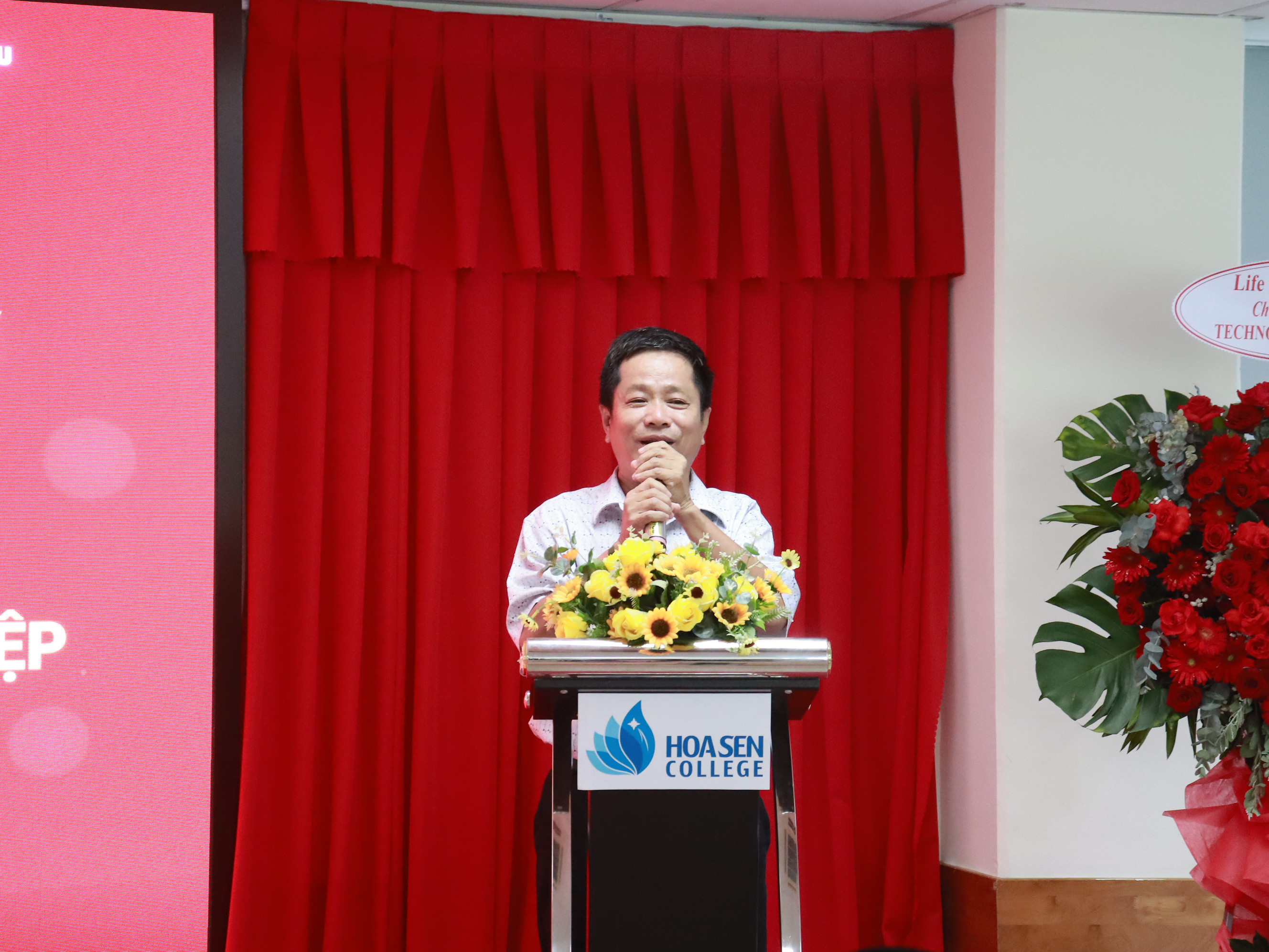 Giáo sư - tiến sĩ Trần Văn Tín phát biểu lễ ra mắt trung tâm phát triển tài năng Hoa Sen