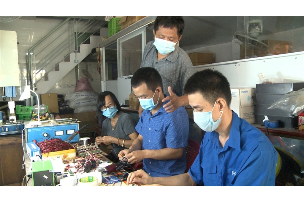 GS.TS Trần Văn Tín cùng các thanh niên khuyết tật trong quá trình sản xuất sản phẩm sáng chế, góp phần tạo việc làm và hỗ trợ cộng đồng