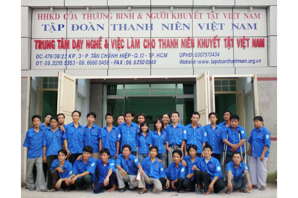 Hình ảnh tập thể cán bộ và học viên Trung Tâm Dạy Nghề & Việc Làm Cho Thanh Niên Khuyết Tật Việt Nam – một đơn vị trực thuộc Tập Đoàn Thanh Niên Việt Nam. Trung tâm là nơi tiếp lửa khát vọng học nghề, lập nghiệp và vươn lên trong cuộc sống cho thanh niên